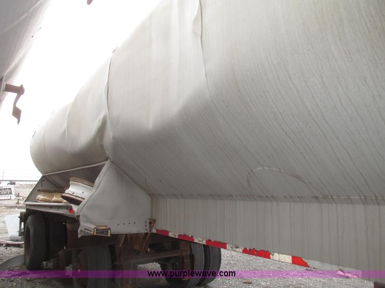 image for item H4722 2000 Ledwell bulk feed trailer