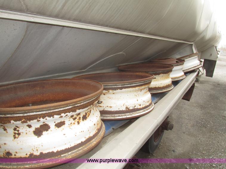 image for item H4722 2000 Ledwell bulk feed trailer