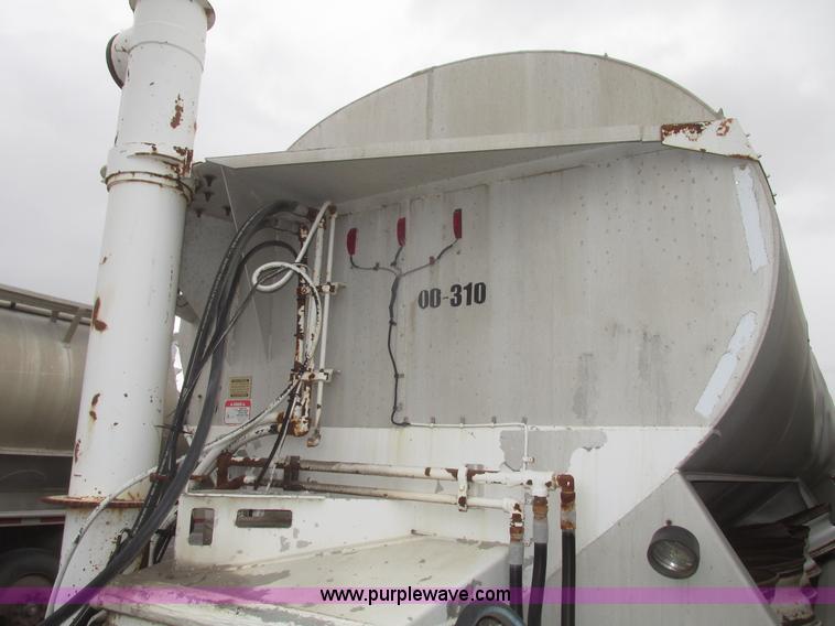 image for item H4722 2000 Ledwell bulk feed trailer