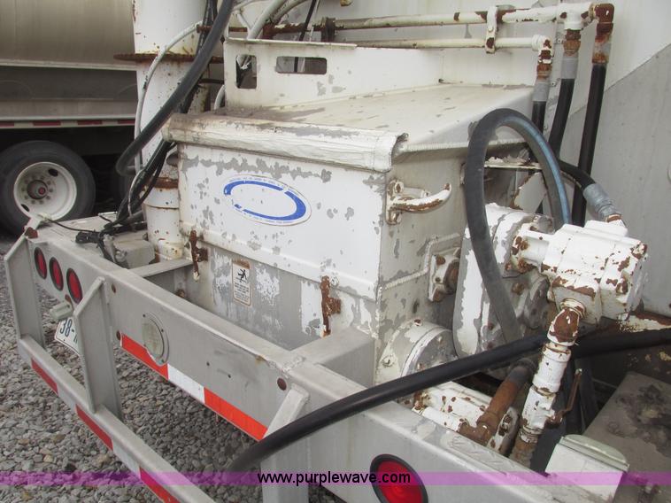 image for item H4722 2000 Ledwell bulk feed trailer