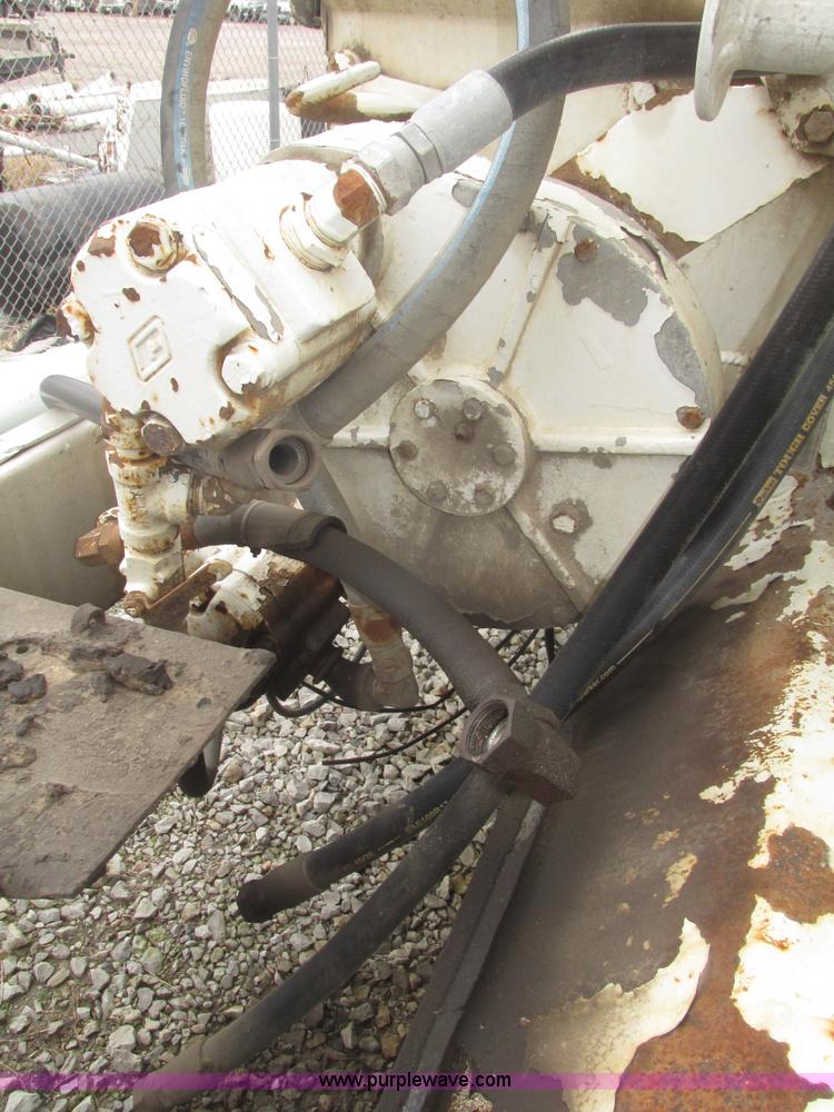 image for item H4722 2000 Ledwell bulk feed trailer