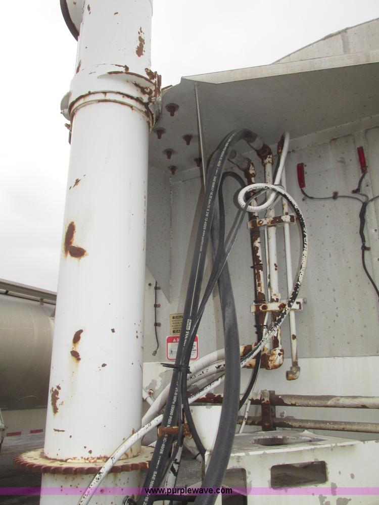 image for item H4722 2000 Ledwell bulk feed trailer