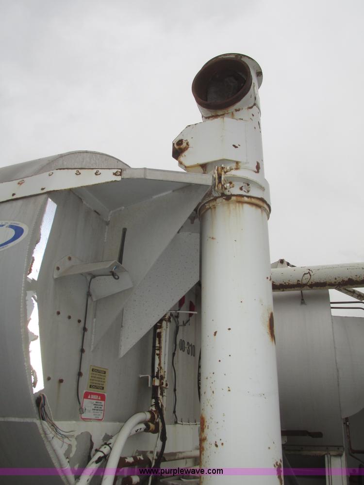 image for item H4722 2000 Ledwell bulk feed trailer