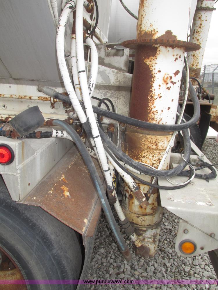 image for item H4722 2000 Ledwell bulk feed trailer