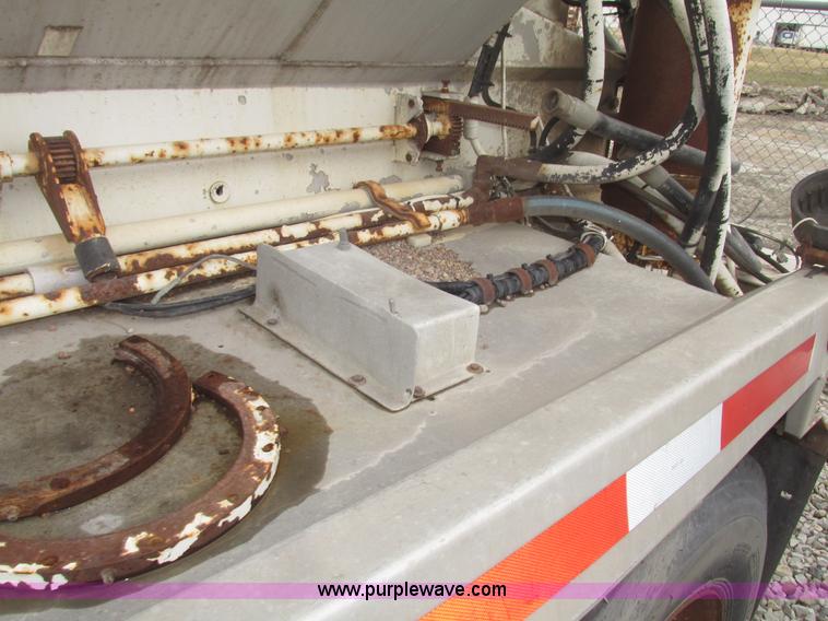 image for item H4722 2000 Ledwell bulk feed trailer