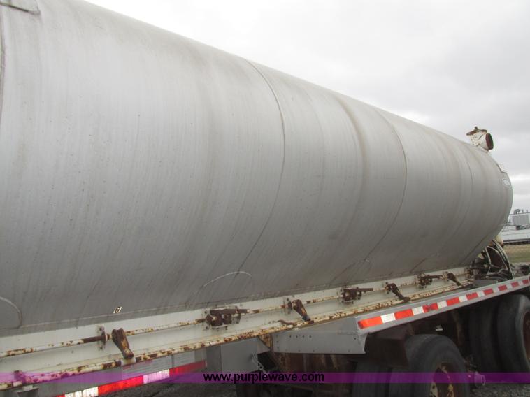 image for item H4722 2000 Ledwell bulk feed trailer