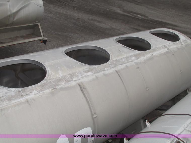 image for item H4722 2000 Ledwell bulk feed trailer