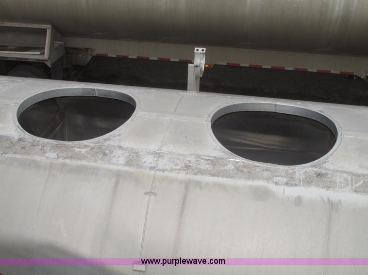 image for item H4722 2000 Ledwell bulk feed trailer