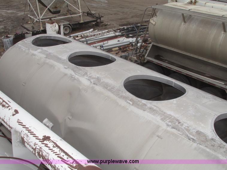 image for item H4722 2000 Ledwell bulk feed trailer