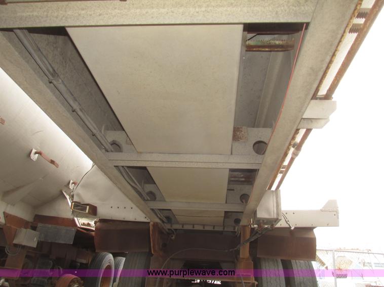 image for item H4722 2000 Ledwell bulk feed trailer