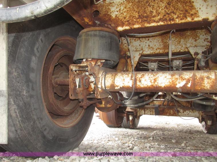 image for item H4722 2000 Ledwell bulk feed trailer