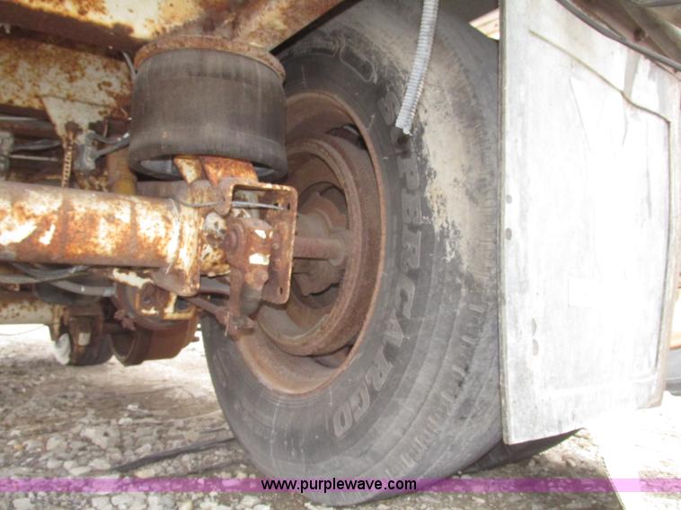 image for item H4722 2000 Ledwell bulk feed trailer