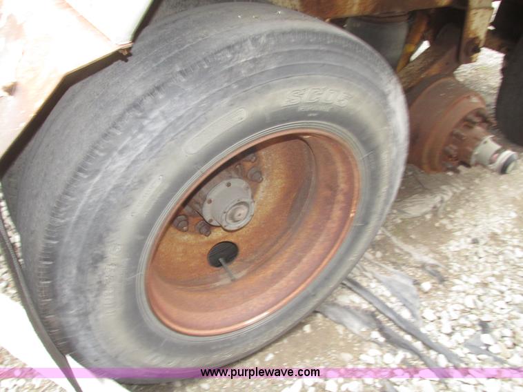 image for item H4722 2000 Ledwell bulk feed trailer