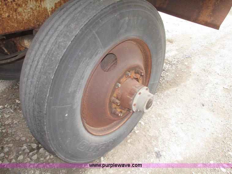 image for item H4722 2000 Ledwell bulk feed trailer