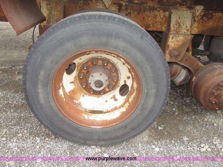 image for item H4722 2000 Ledwell bulk feed trailer