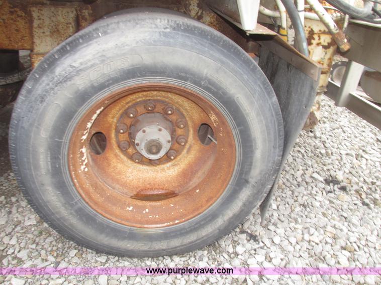 image for item H4722 2000 Ledwell bulk feed trailer