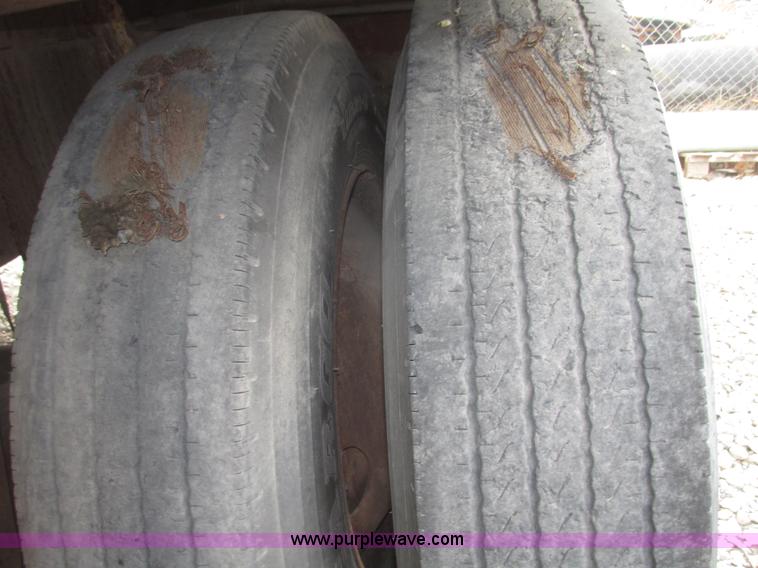 image for item H4722 2000 Ledwell bulk feed trailer