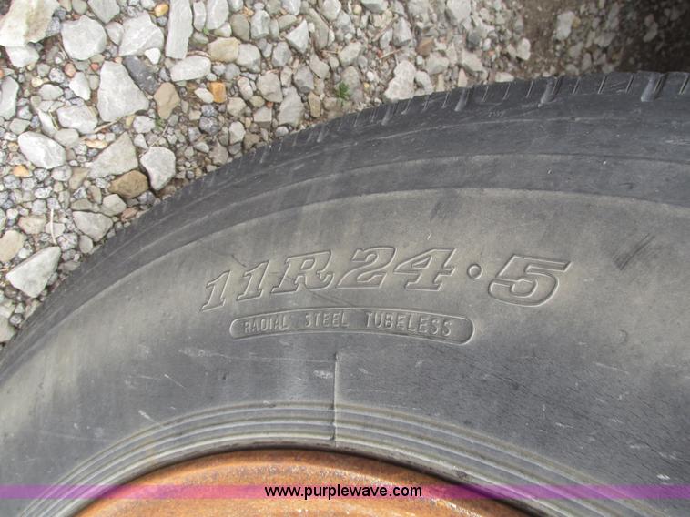 image for item H4722 2000 Ledwell bulk feed trailer