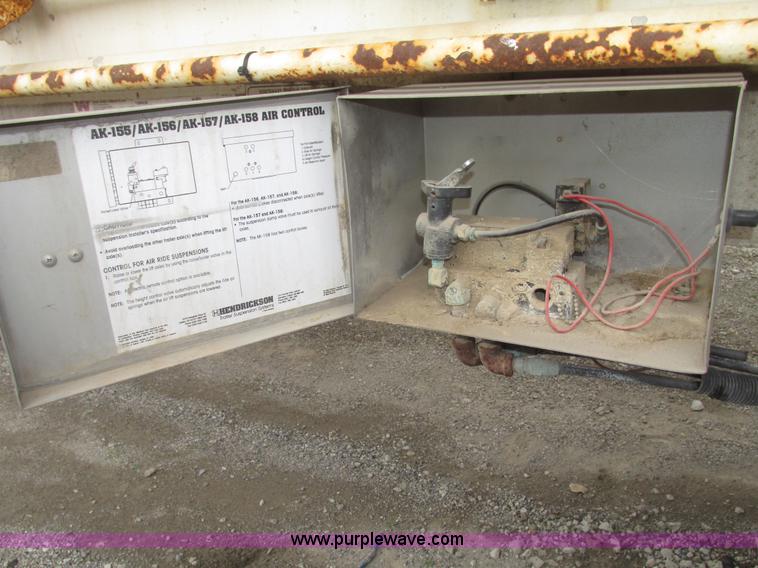 image for item H4722 2000 Ledwell bulk feed trailer