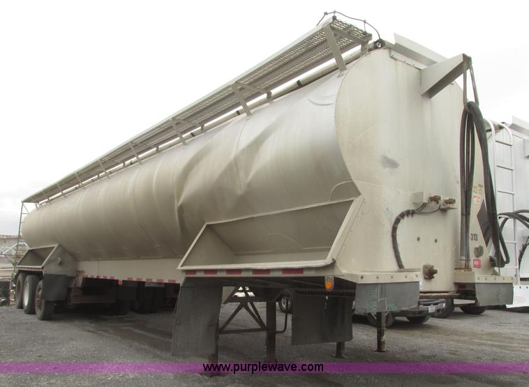 image for item H4723 2001 Ledwell bulk feed trailer