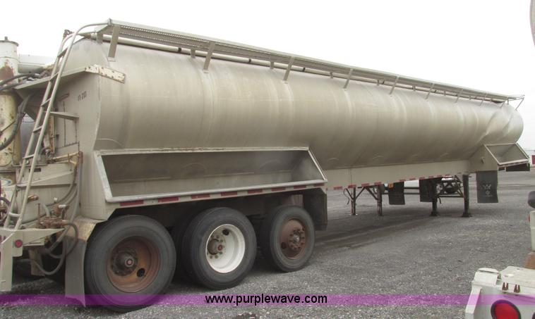 image for item H4723 2001 Ledwell bulk feed trailer