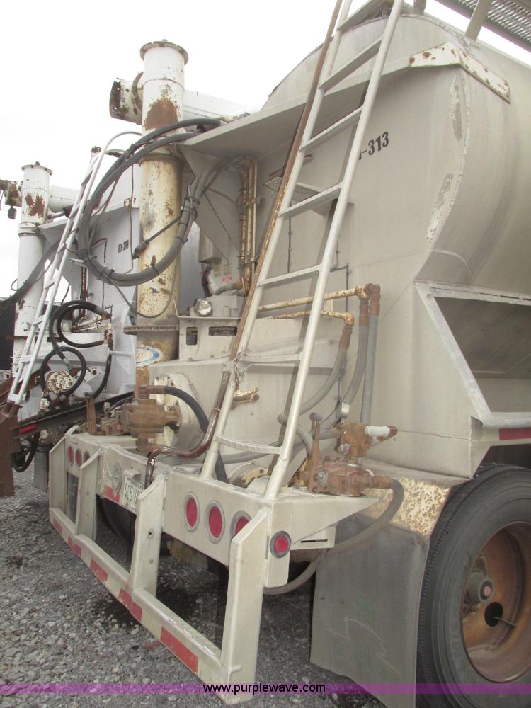 image for item H4723 2001 Ledwell bulk feed trailer