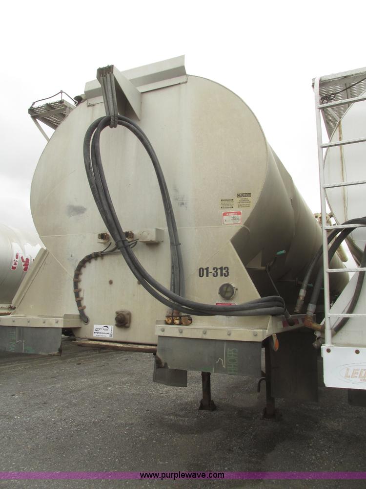 image for item H4723 2001 Ledwell bulk feed trailer