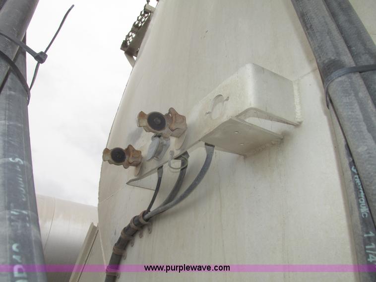 image for item H4723 2001 Ledwell bulk feed trailer