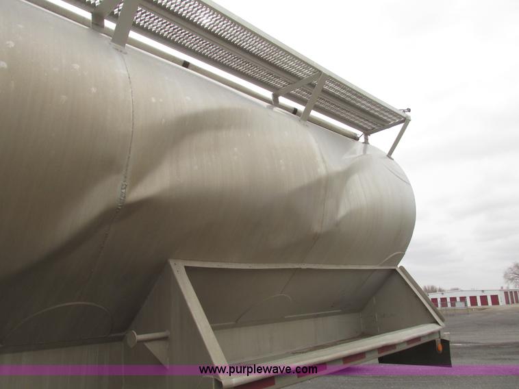 image for item H4723 2001 Ledwell bulk feed trailer