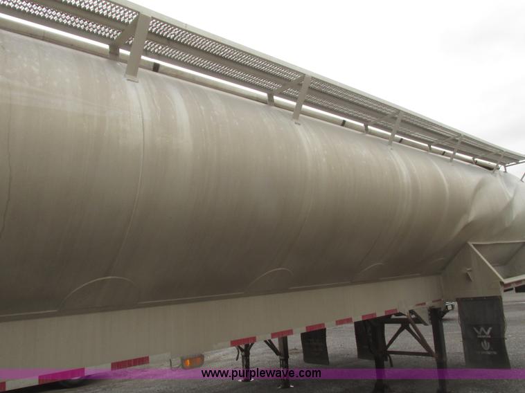 image for item H4723 2001 Ledwell bulk feed trailer