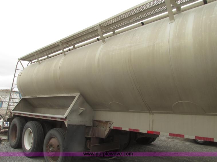 image for item H4723 2001 Ledwell bulk feed trailer