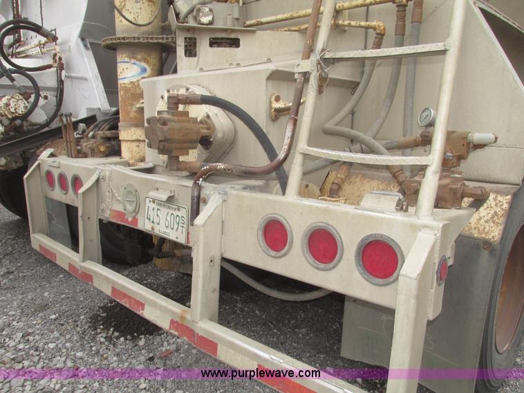 image for item H4723 2001 Ledwell bulk feed trailer