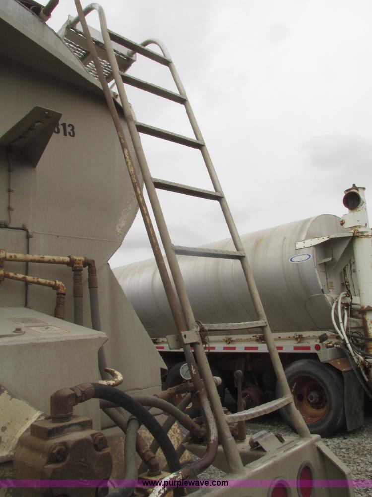 image for item H4723 2001 Ledwell bulk feed trailer