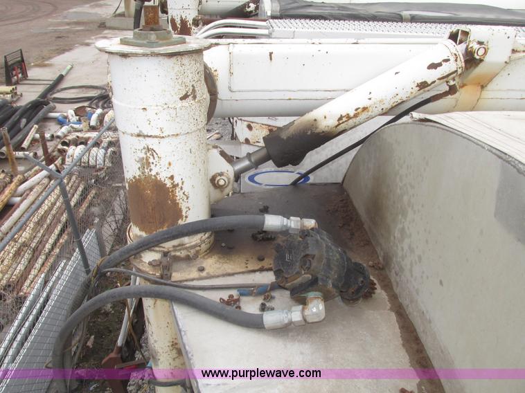 image for item H4723 2001 Ledwell bulk feed trailer