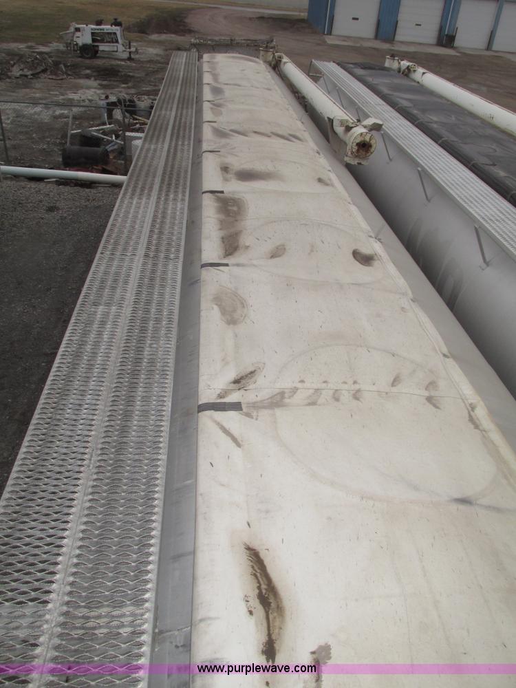 image for item H4723 2001 Ledwell bulk feed trailer