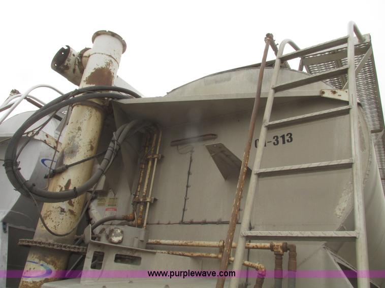 image for item H4723 2001 Ledwell bulk feed trailer