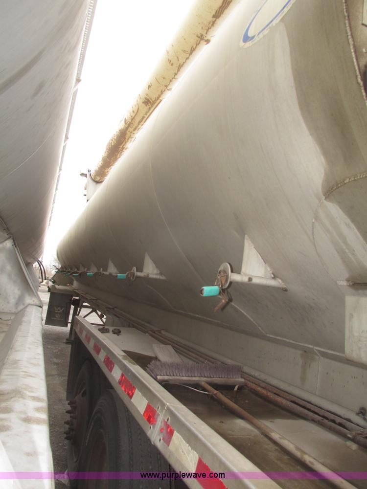 image for item H4723 2001 Ledwell bulk feed trailer