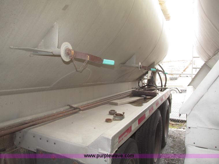 image for item H4723 2001 Ledwell bulk feed trailer