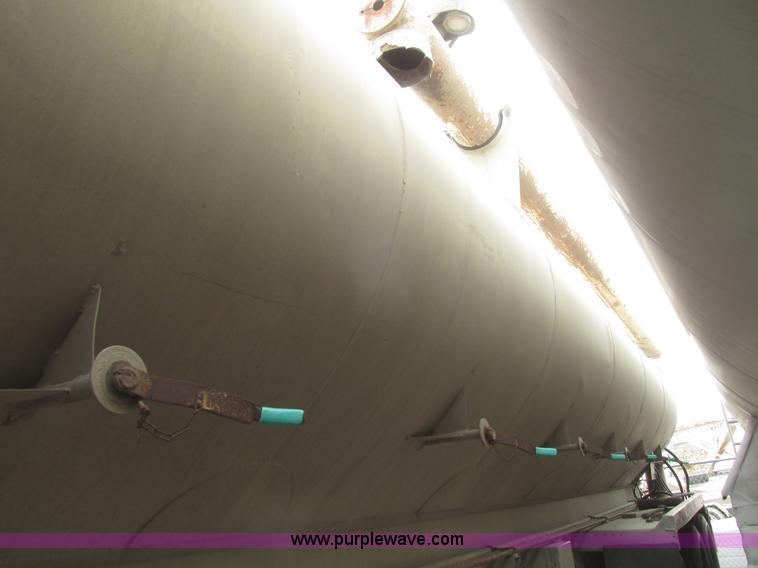 image for item H4723 2001 Ledwell bulk feed trailer