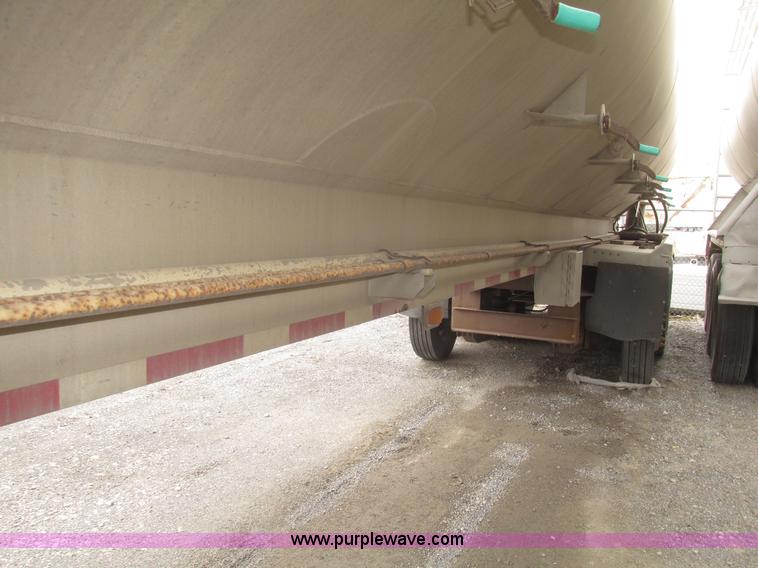 image for item H4723 2001 Ledwell bulk feed trailer