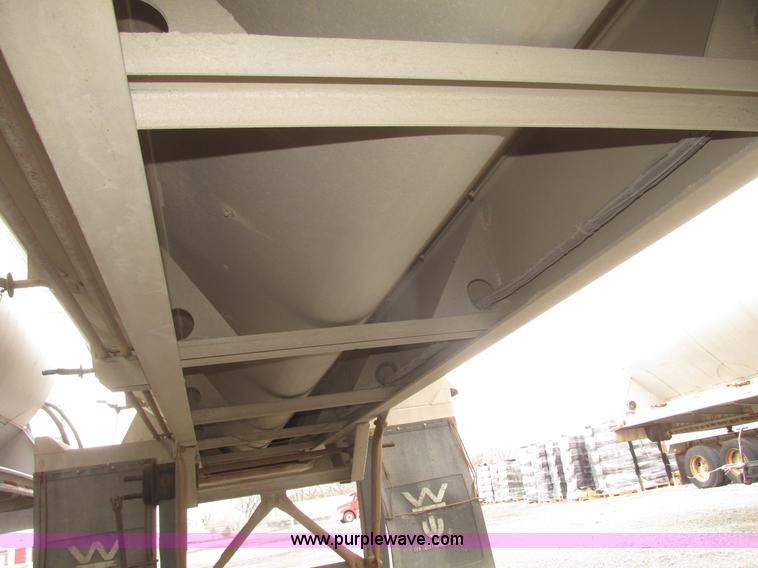 image for item H4723 2001 Ledwell bulk feed trailer