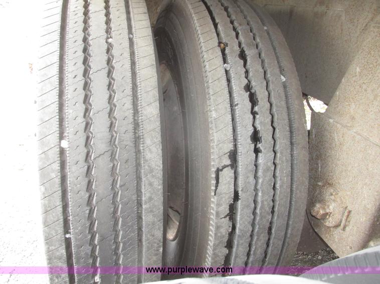 image for item H4723 2001 Ledwell bulk feed trailer