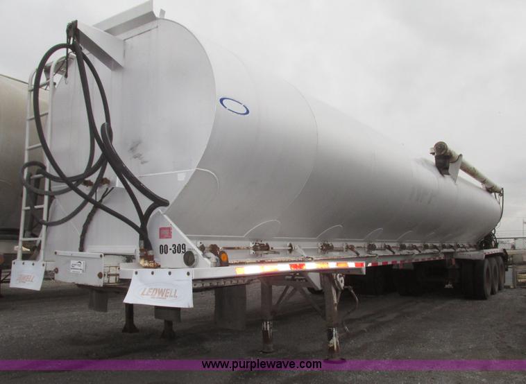 image for item H4724 2000 Ledwell bulk feed trailer