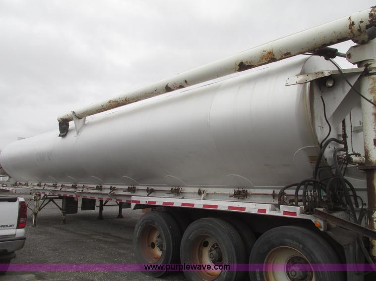 image for item H4724 2000 Ledwell bulk feed trailer