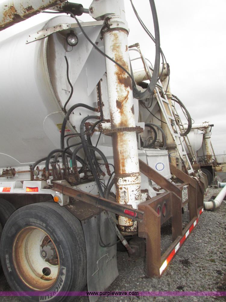 image for item H4724 2000 Ledwell bulk feed trailer