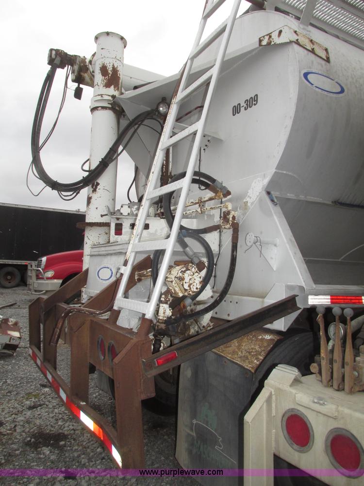 image for item H4724 2000 Ledwell bulk feed trailer