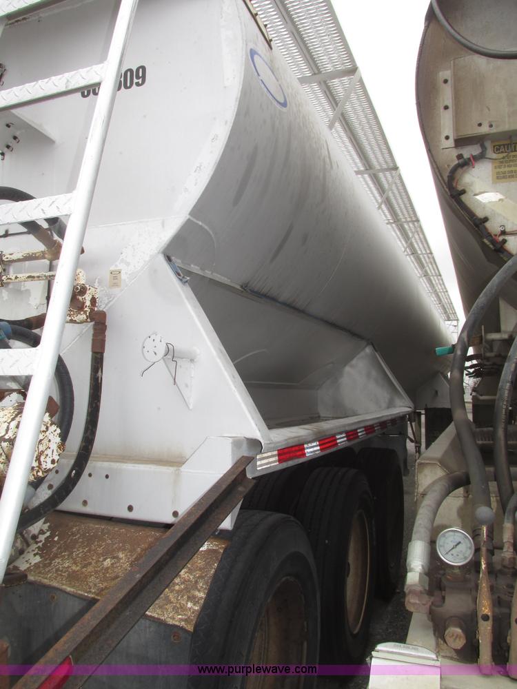 image for item H4724 2000 Ledwell bulk feed trailer