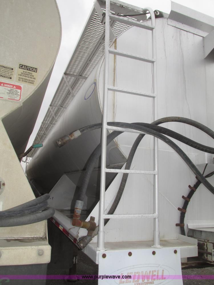 image for item H4724 2000 Ledwell bulk feed trailer