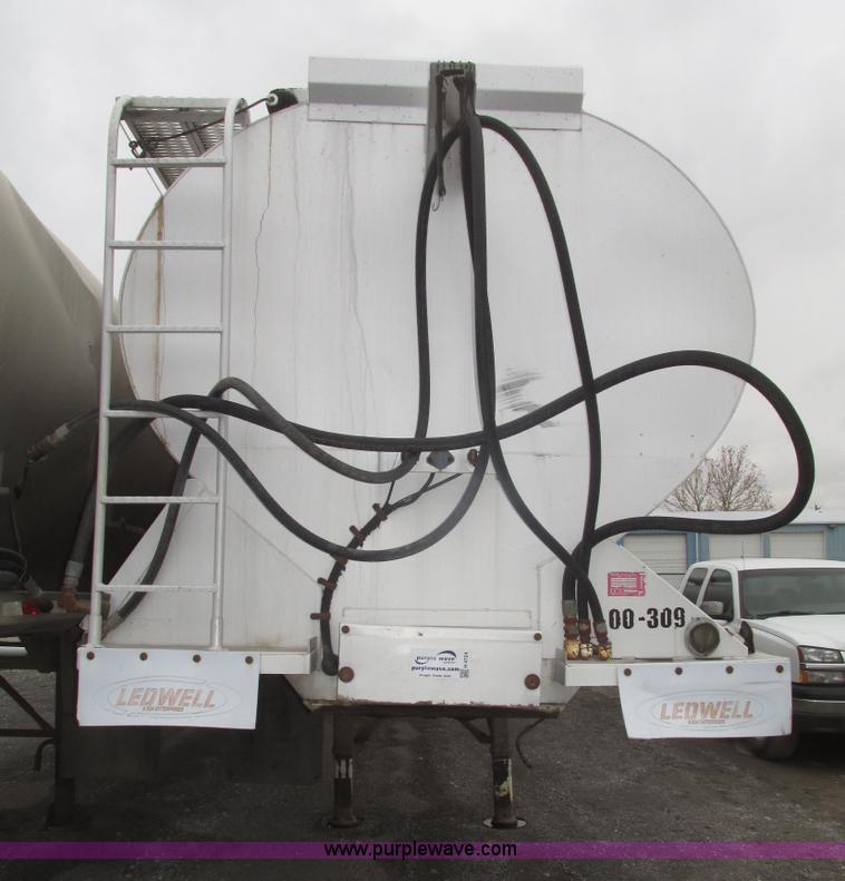 image for item H4724 2000 Ledwell bulk feed trailer