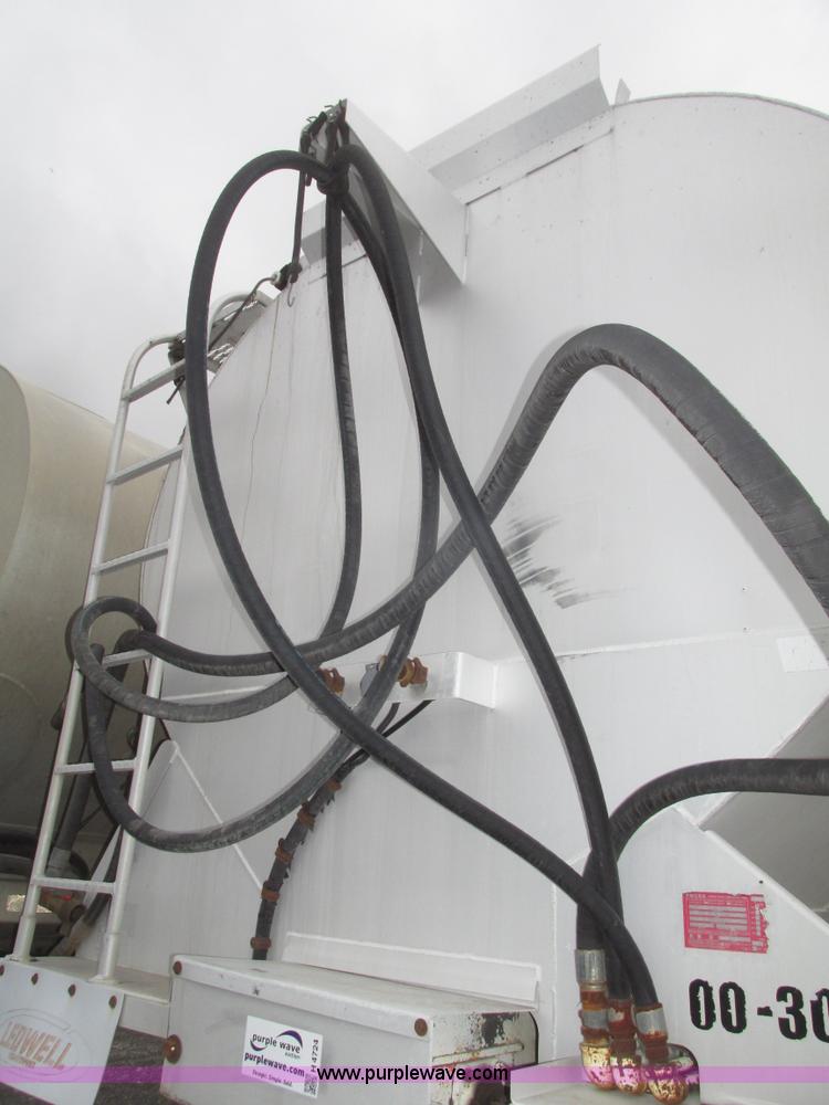 image for item H4724 2000 Ledwell bulk feed trailer